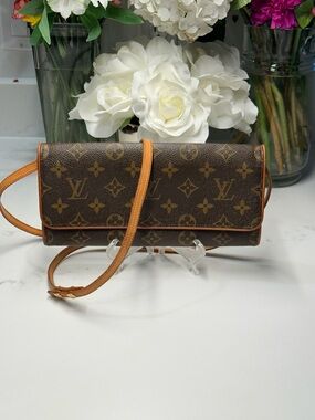 Louis Vuitton Monogram Shoulder/Crossbody Pouchette in Classic LV Monogram